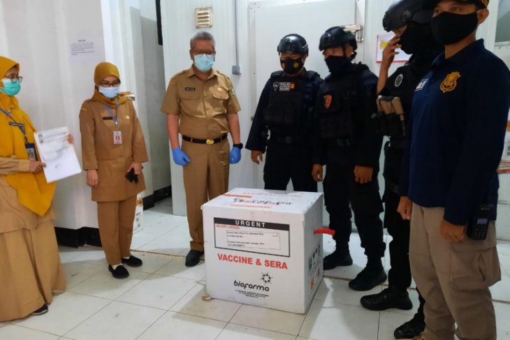 Puluhan personel Polda Kalbar kawal kedatangan vaksin COVID-19 di Bandara Supadio