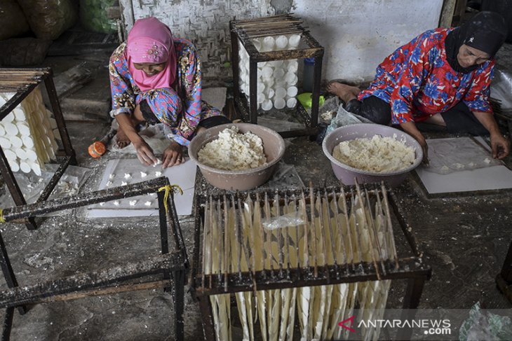 Produksi cemilan tradisional keripik kaca 