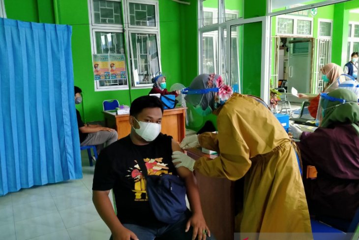Jurnalis Belitung disuntik vaksin COVID-19