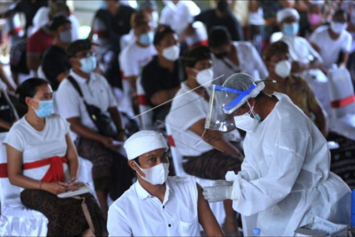 Vaksinasi COVID-19 secara massal di Ubud
