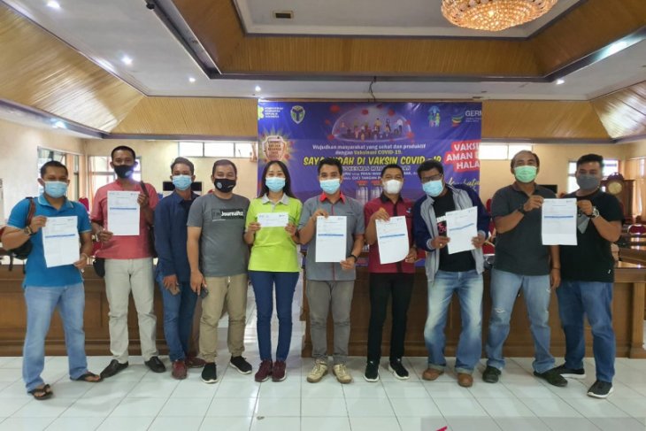 Pewarta di Batanghari mendapat suntik vaksin