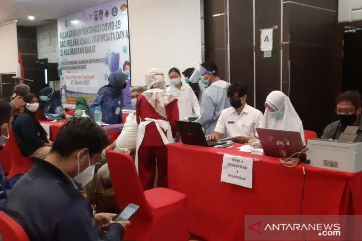 Pelaku usaha pariwisata-atlet PON Kalbar jalani vaksinasi COVID-19