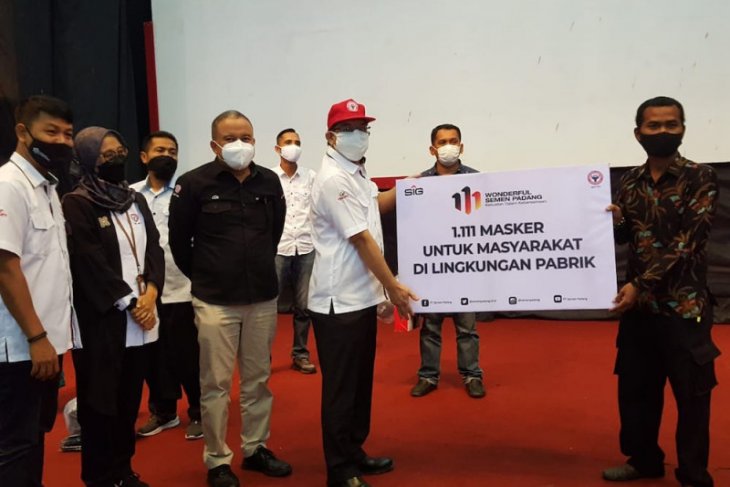 Semen Padang bagikan 1.111 masker di HUT ke-111