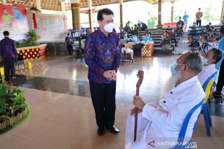 Bupati Klungkung hadiri vaksinansi massal yang dipantau Presiden secara virtual