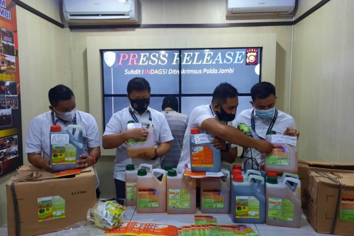 Pria pengoplos dan pemalsu merek obat pertanian diringkus, jaringannya masih diburu