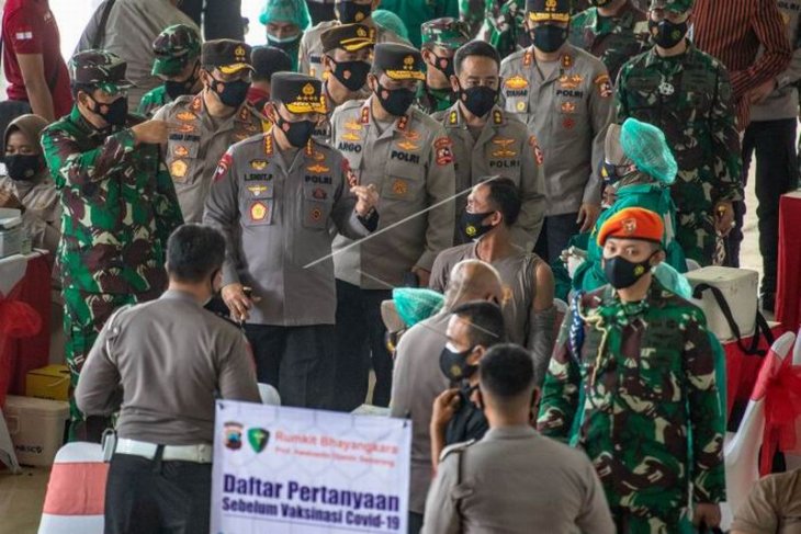 Vaksinasi COVID-19 anggota TNI-Polri