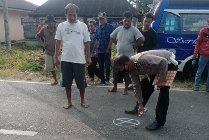 Angkutan umum kontra motor, satu tewas