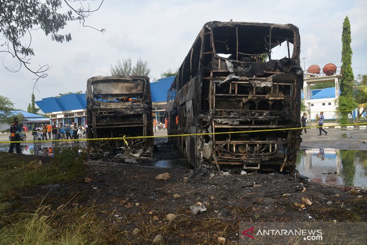 DUA BIS UMUM ANTAR PROVINSI HANGUS TERBAKAR