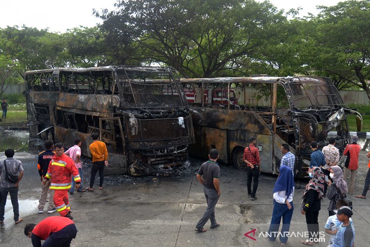 DUA BIS UMUM ANTAR PROVINSI HANGUS TERBAKAR