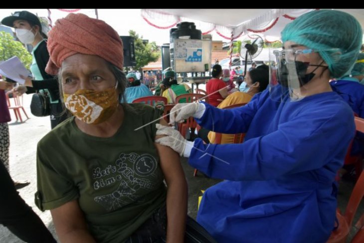 Vaksinasi massal di Pasar Badung