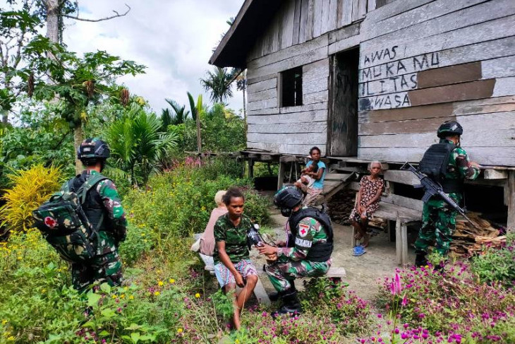 Satgas TNI beri pengobatan-pemeriksaan kesehatan warga di perbatasan