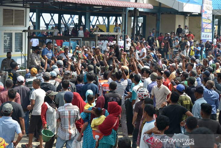 Aksi Protes Pedagang dan Nelayan di Pelabuhan Perikanan Samudera