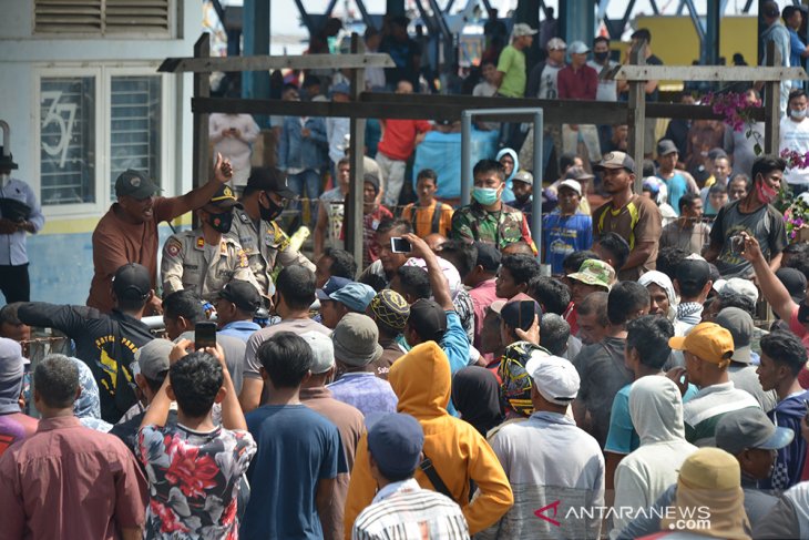 Aksi Protes Pedagang dan Nelayan di Pelabuhan Perikanan Samudera