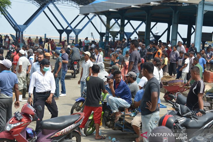 Aksi Protes Pedagang dan Nelayan di Pelabuhan Perikanan Samudera