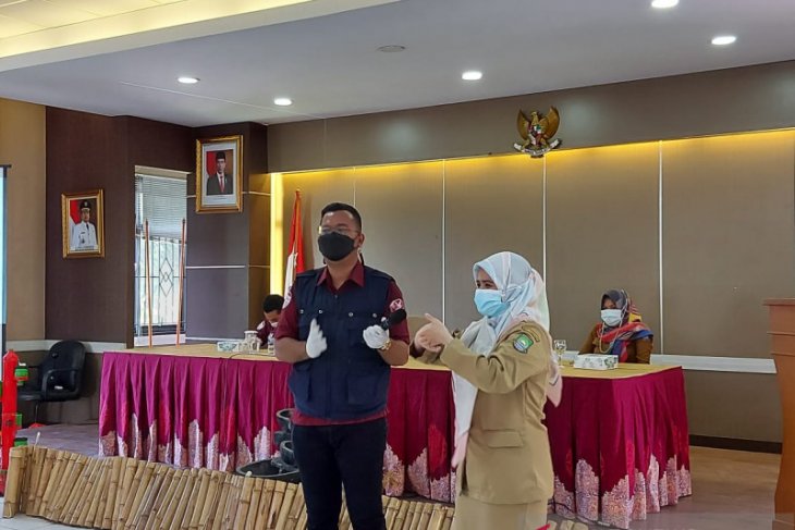 Warga diimbau rusak masker sebelum dibuang