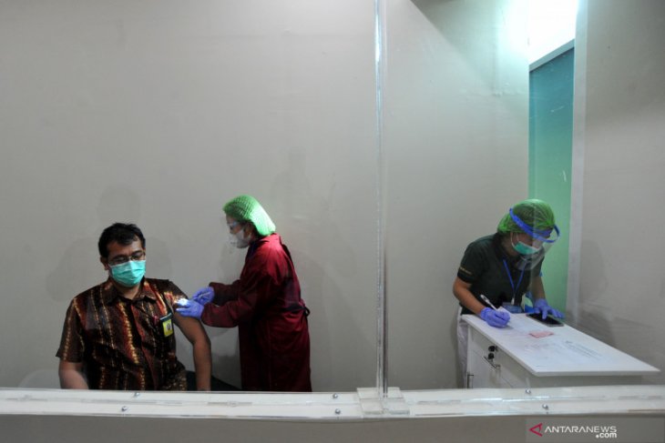 Ribuan petugas Bandara Ngurah Rai Bali divaksinasi COVID-19