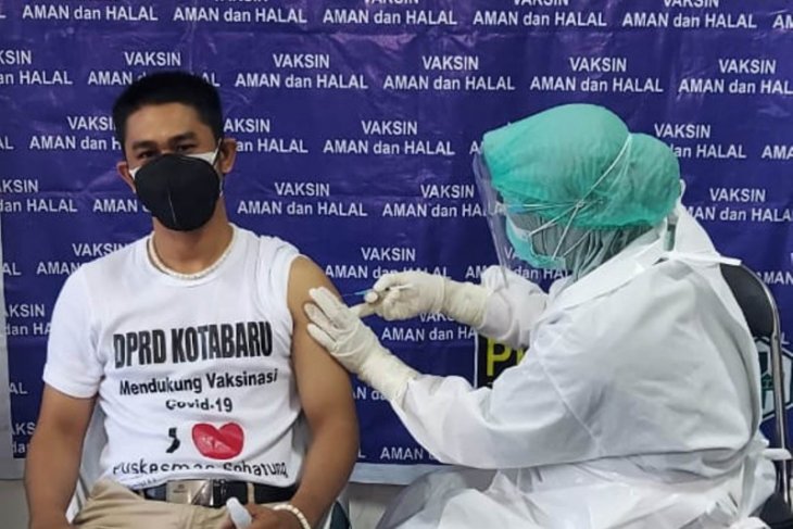 Anggota DPRD dan pegawai Setwan Kotabaru jalani vaksinasi COVID-19
