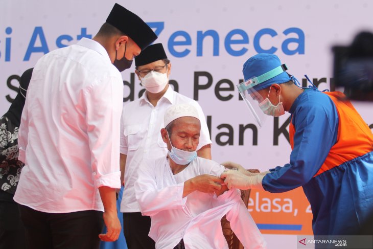 Menkes Tinjau Vaksinasi Astrazeneca di Pesantren