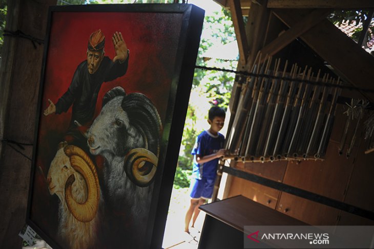 Pameran seni di Saung Angklung Udjo 
