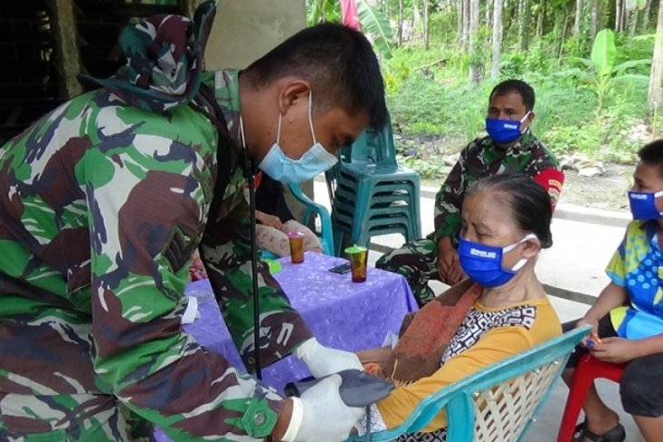 Personel TMMD beri pengobatan gratis kepada warga Gunungsitoli