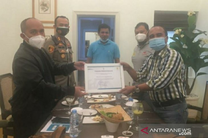 Walikota terima piagam penghargaan dari PT PLN Bangka Belitung