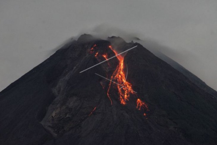 Gunung Merapi lima kali meluncurkan guguran lava pijar
