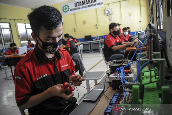 Persiapan uji kompetensi bagi siswa SMK tingkat akhir 