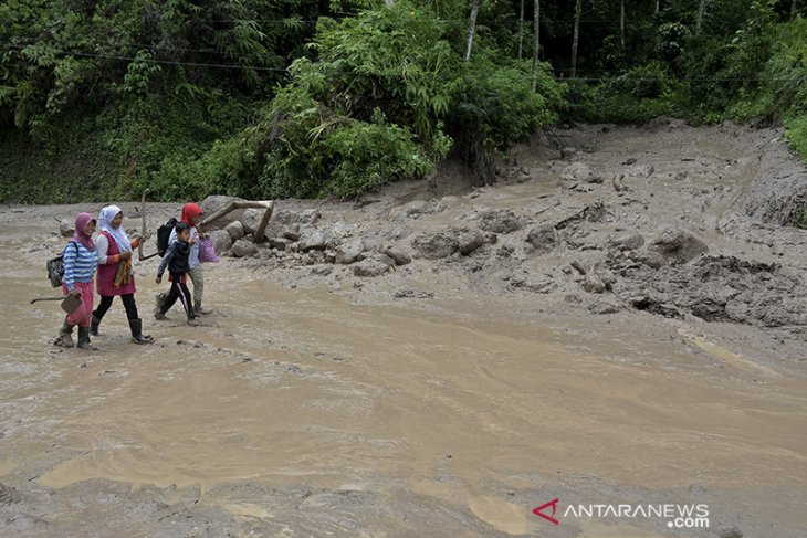 Tanah longsor di Garut 