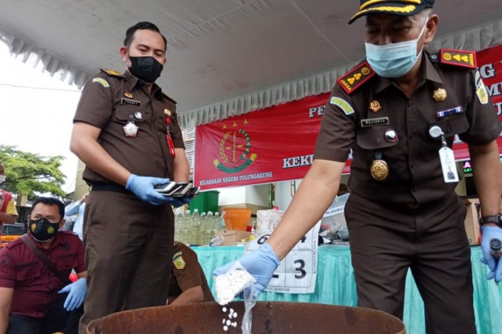 Kejaksaan Tulungagung musnahkan barang bukti tindak pidana selama 2020