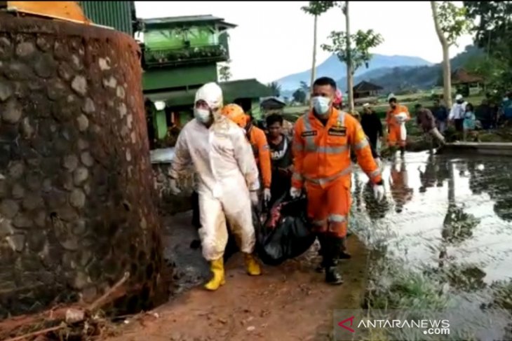 Petani meninggal diterjang banjir bandang saat bekerja di sawah