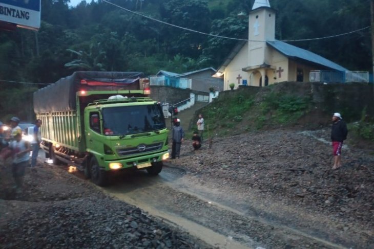 Lintas Parapat longsor, arus lalin buka tutup