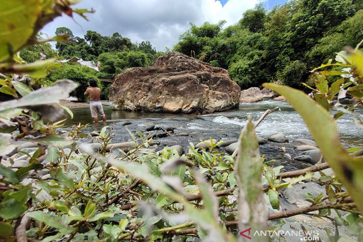 Wisata Batu AJung di Balangan