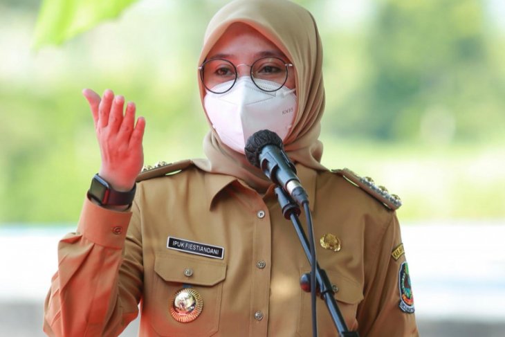 Bupati Banyuwangi donasikan THR-nya kepada warga kurang mampu