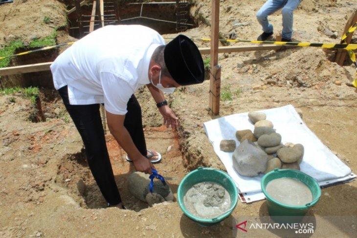 Bupati Tapteng letakkan batu pertama renovasi masjid Al-Huda Hutanabolon