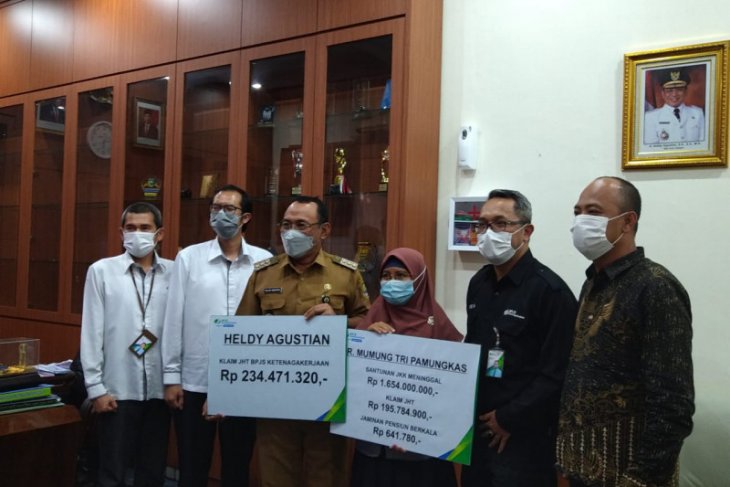 Walikota Cilegon serahkan Santunan kematian kecelakaan kerja BPJAMSOSTEK Rp1,6 miliar