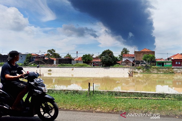 Warga cium bau menyengat sebelum kilang Pertamina Balongan terbakar