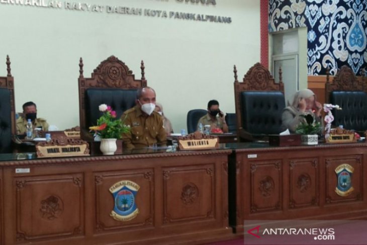 Walikota Pangkalpinang hadiri rapat paripurna terkait keputusan tiga Raperda