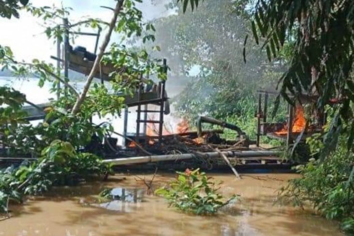 Warga Rantaukapas Mudo bakar rakit penambang emas ilegal