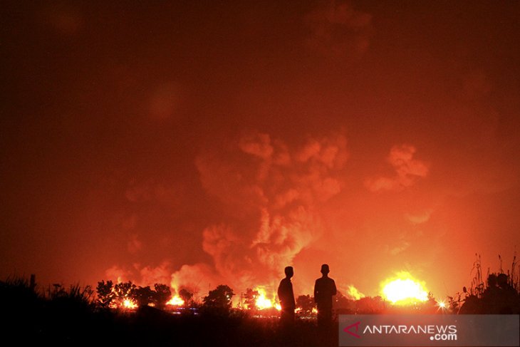 Kebakaran tangki Pertamina belum padam 