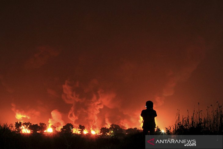 Kebakaran tangki Pertamina belum padam 