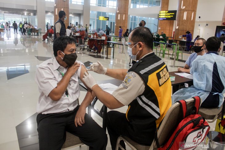 Vaksinasi Petugas Bandara Juanda