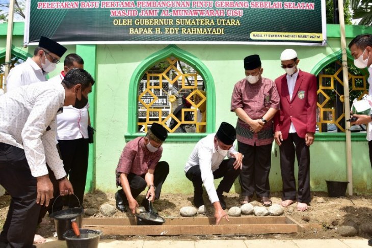 Gubsu hadiri peletakan batu pertama pintu selatan Mesjid UISU