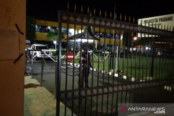 Petugas bersenjata jaga Mako Polresta Padang