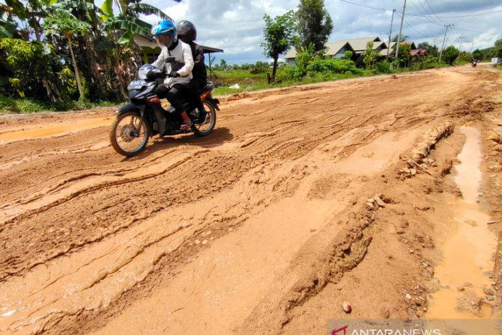 Ruas Jalan Margasari-Marabahan Segera Diperbaiki