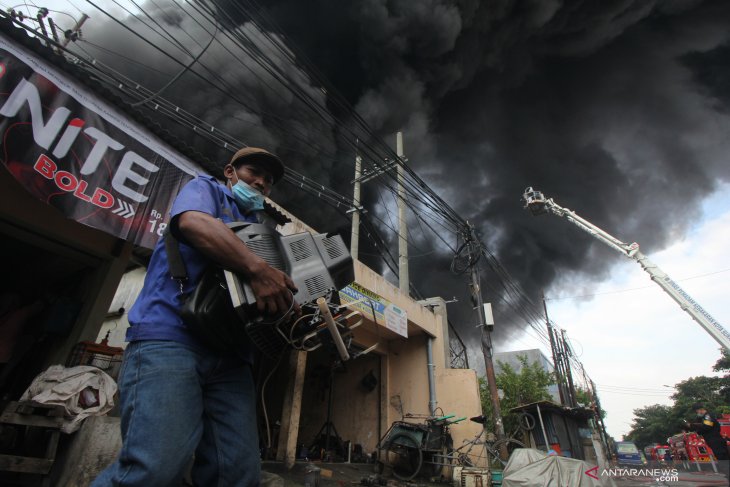 Kebakaran pabrik dan gudang palet plastik