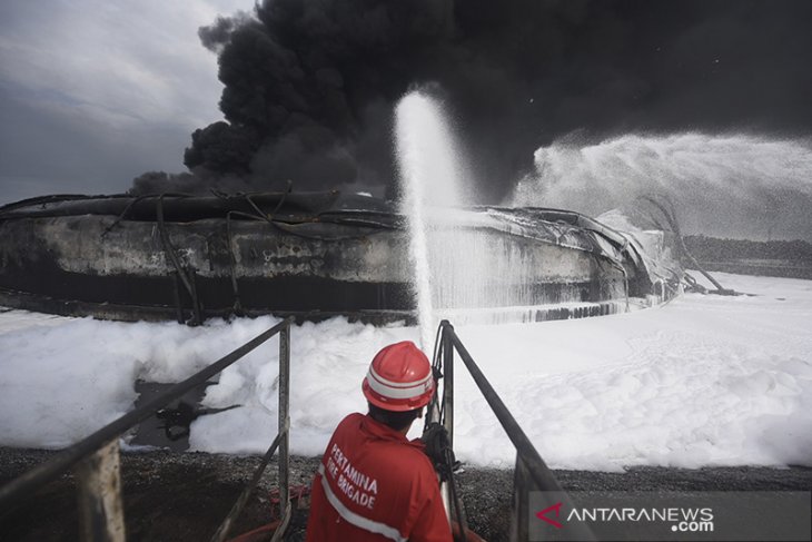 Upaya pemadaman kebakaran tangki Pertamina 