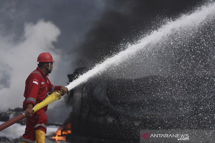 Upaya pemadaman kebakaran tangki Pertamina 