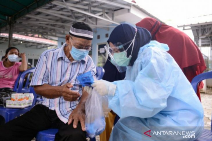 Puluhan warga Desa Air Gantang antusias dapatkan pelayanan kesehatan mobil sehat PT Timah