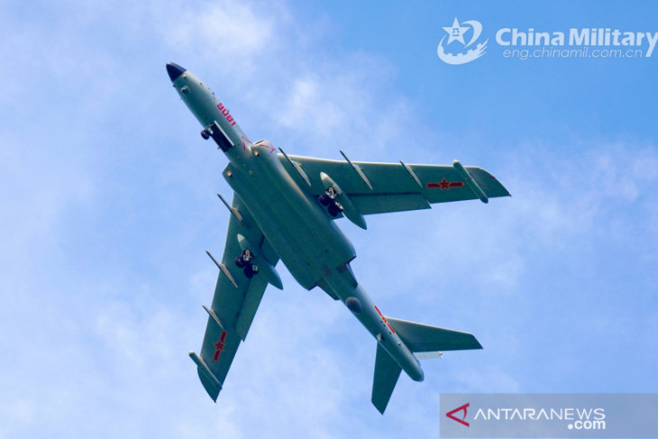 Pesawat tempur elektronik China J-16D dipasangi pelacak dan rudal