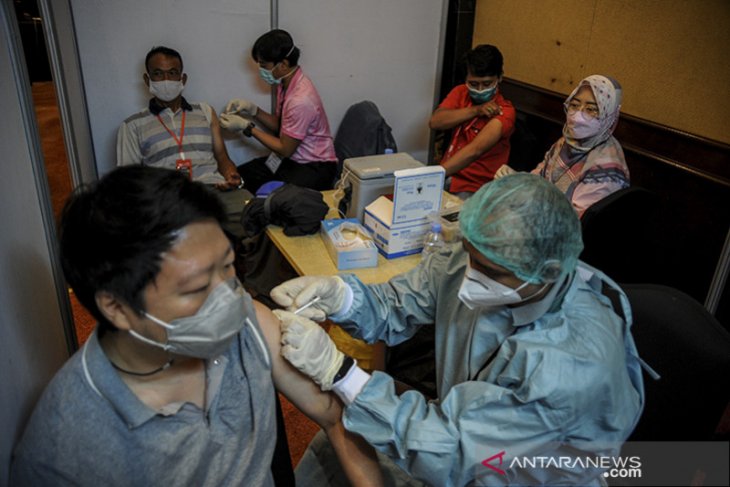 Vaksinasi massal bagi pegawai pusat perbelanjaan di Bandung 